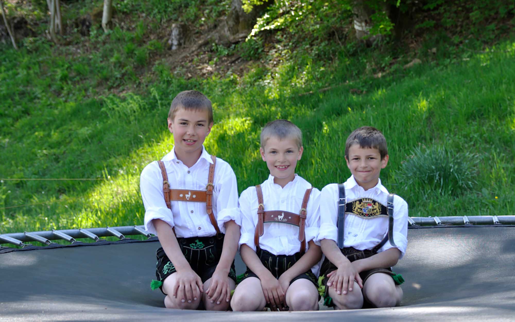 Drei Jungen in traditioneller bayrischer Tracht